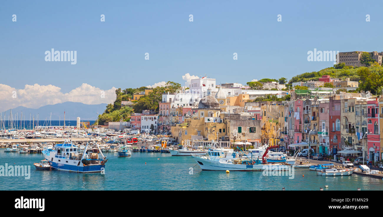 Costiere di piccole città italiana cityscape con case colorate. Porto di Isola di Procida, il Golfo di Napoli, Italia Foto Stock