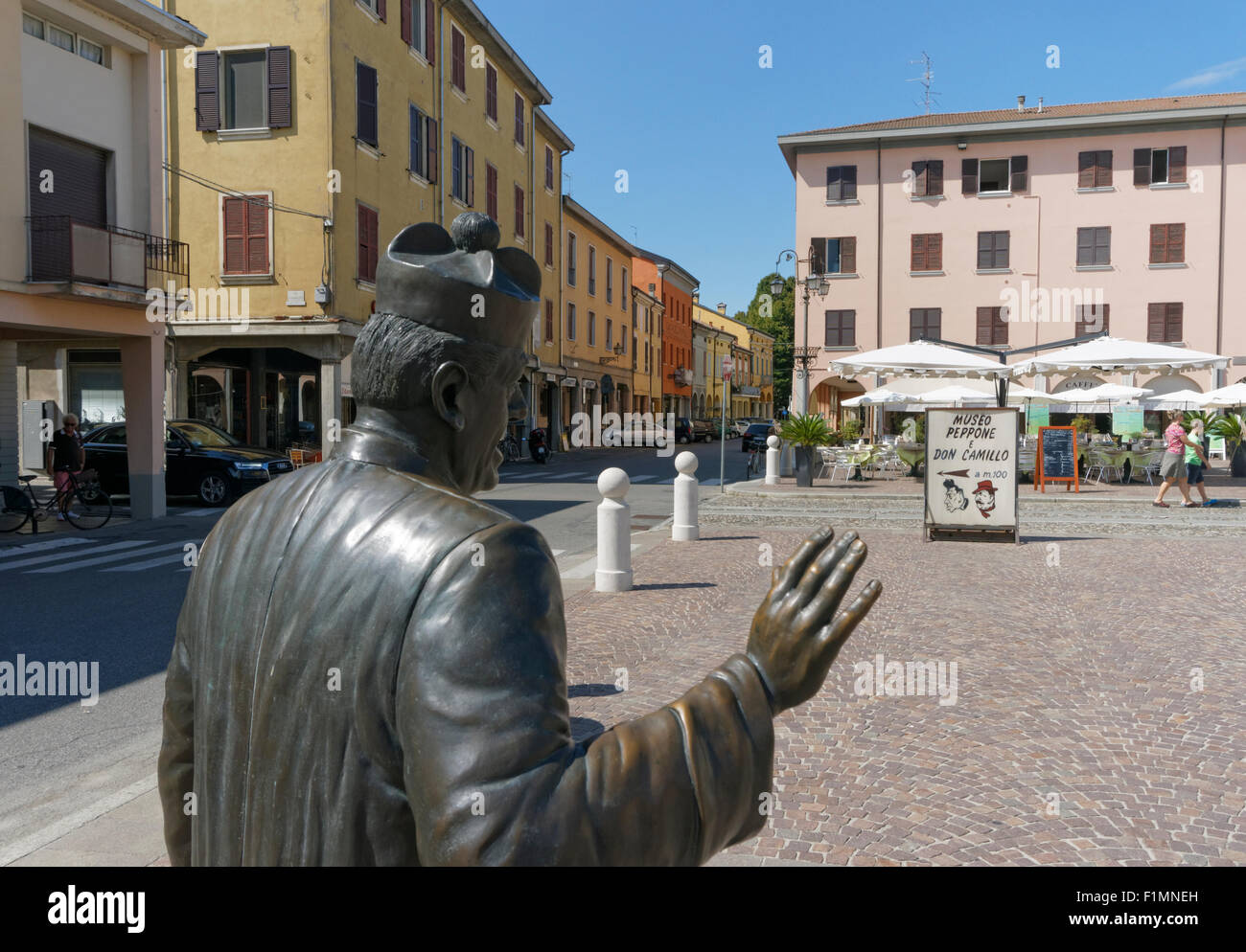 Don Camillo statua in piazza Matteotti, Brescello (Reggio Emilia) - regione Emilia Romagna, Italia Foto Stock