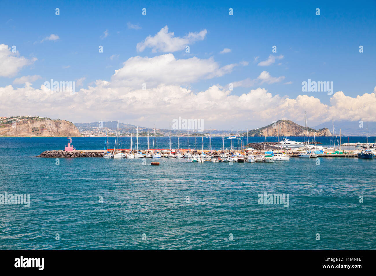 Porto di Isola di Procida con ormeggiati yacht e imbarcazioni da diporto, Golfo di Napoli, Italia Foto Stock