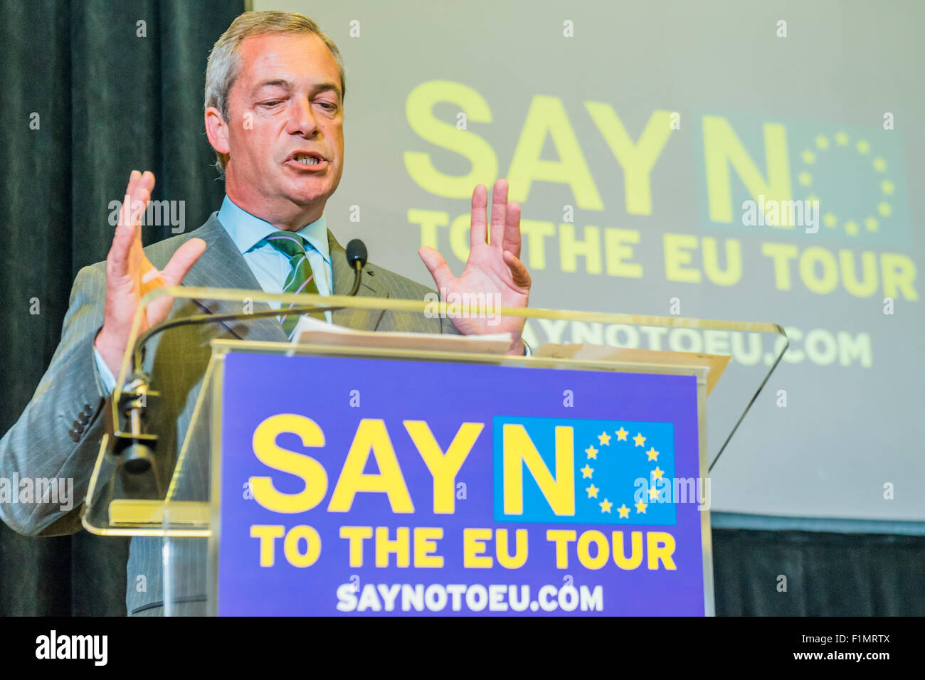 Londra, Regno Unito. Il 4 settembre, 2015. Il UKIP vice leader Paolo Nuttall MEP, leader dell'UKIP Nigel Farage lanciare il dire no al referendum UE tour e dell'UKIP UE campagna referendaria Marsham Street, London il 4 settembre 2015. Credito: Guy Bell/Alamy Live News Foto Stock