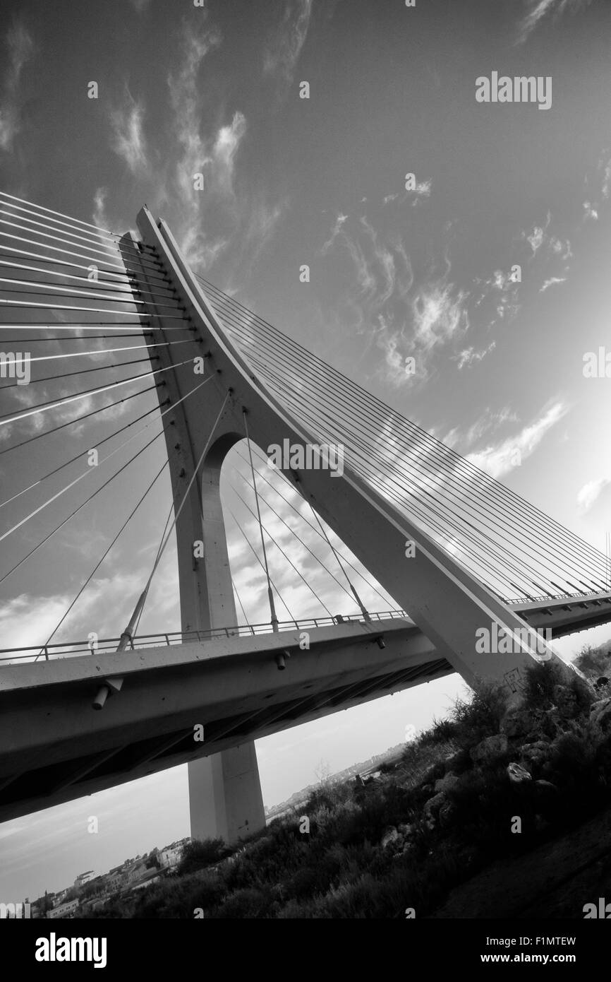 Foto in bianco e nero del ponte sul fiume in prospettive diverse linee di miglioramento. Foto Stock