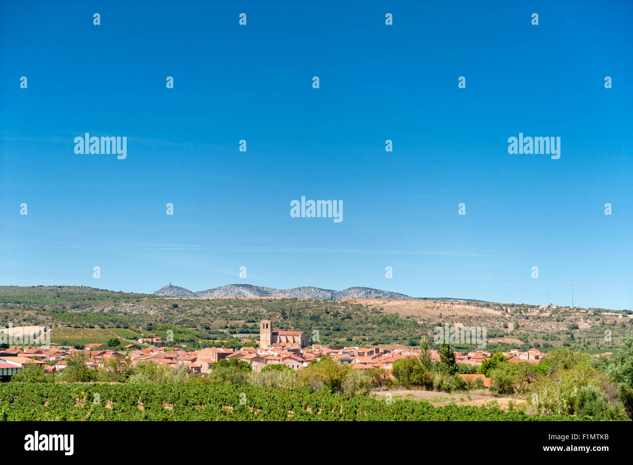 Il piccolo villaggio di vinificazione di Baixas ai piedi dei Pirenei, Roussillon Languedoc, Francia Foto Stock