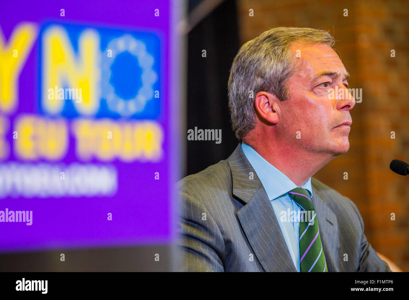 Londra, Regno Unito. Il 4 settembre, 2015. Il UKIP vice leader Paolo Nuttall MEP, leader dell'UKIP Nigel Farage lanciare il dire no al referendum UE tour e dell'UKIP UE campagna referendaria Marsham Street, London il 4 settembre 2015. Credito: Guy Bell/Alamy Live News Foto Stock