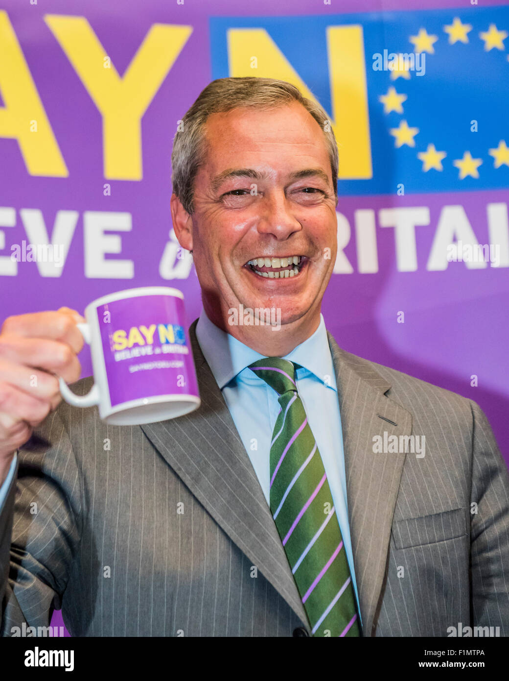 Londra, Regno Unito. Il 4 settembre, 2015. Il UKIP vice leader Paolo Nuttall MEP, leader dell'UKIP Nigel Farage lanciare il dire no al referendum UE tour e dell'UKIP UE campagna referendaria Marsham Street, London il 4 settembre 2015. Credito: Guy Bell/Alamy Live News Foto Stock