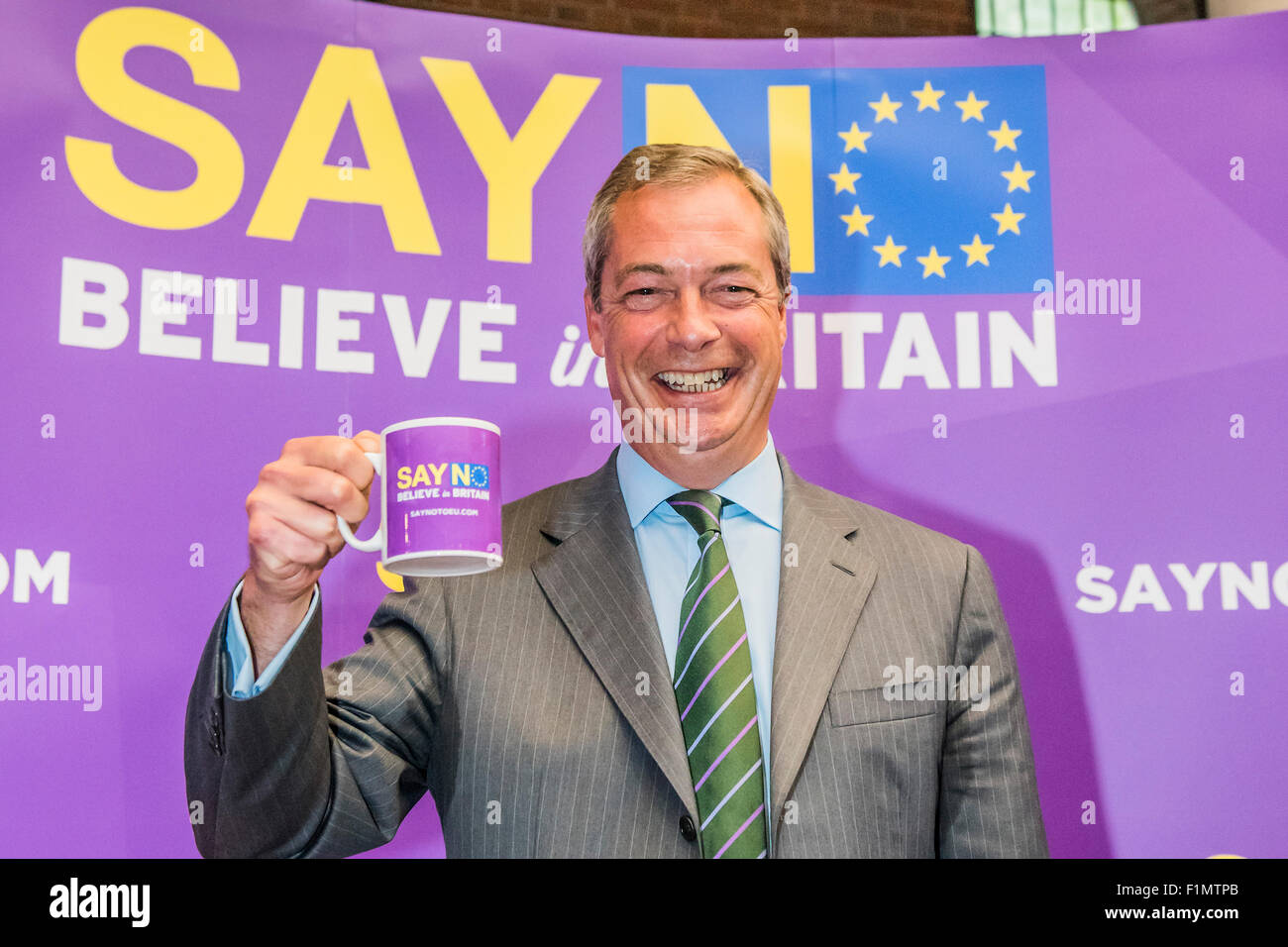 Londra, Regno Unito. Il 4 settembre, 2015. Il UKIP vice leader Paolo Nuttall MEP, leader dell'UKIP Nigel Farage lanciare il dire no al referendum UE tour e dell'UKIP UE campagna referendaria Marsham Street, London il 4 settembre 2015. Credito: Guy Bell/Alamy Live News Foto Stock