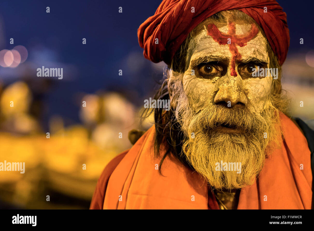 Ritratto di un indiano sadhu indossando costumi tradizionali di Varanasi, Uttar Pradesh, India. Foto Stock