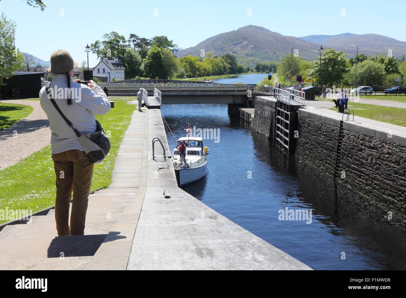 Turista prende una foto di una barca di entrare Neptune's Staircase, sul Caledonian Canal, Scozia. Foto Stock