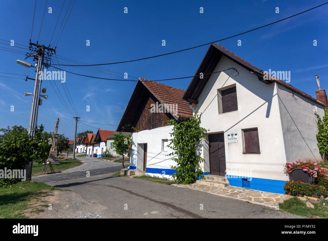 Cantine Nel Villaggio Moraviano Blatnice Pod Svatym Antoninkem, Regione Slovacko, Moravia Meridionale, Repubblica Ceca, Europa Foto Stock