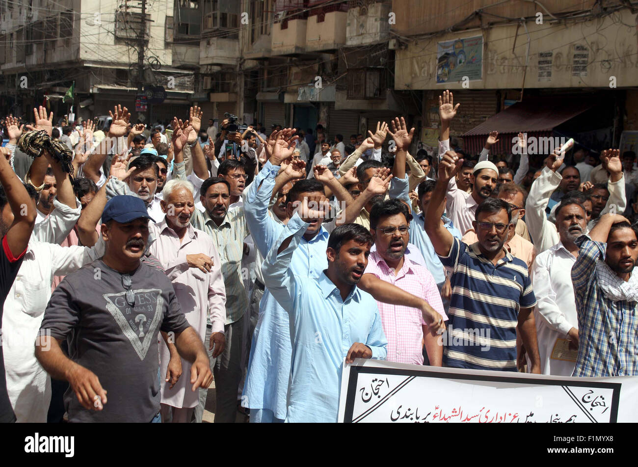 Gli attivisti di Shia Ulema consiglio e Jafferia Organizzazione degli studenti protestano contro il governo del Punjab durante una manifestazione svoltasi a Khoja Masjid di Kharadar a Karachi il Venerdì, 04 settembre 2015. Foto Stock