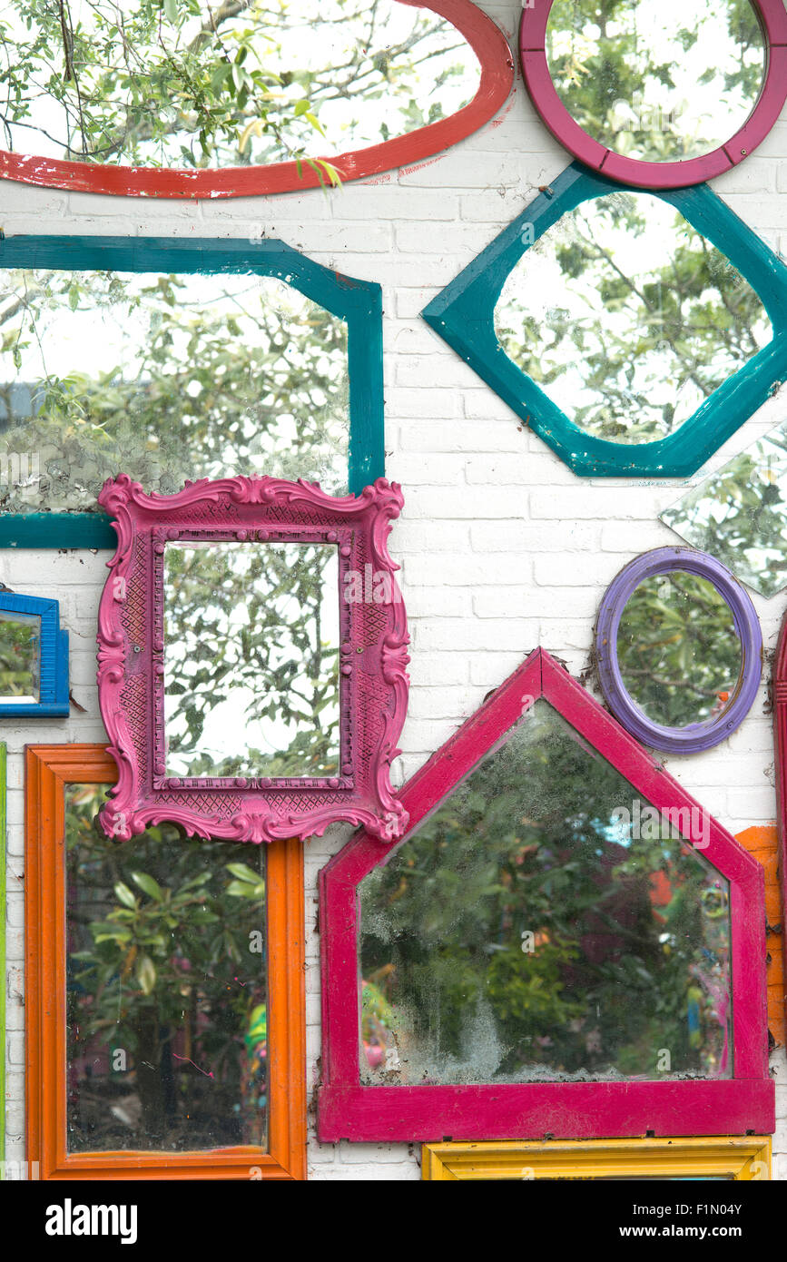 Specchi con cornici colorate su bianco muro di pietra Foto stock - Alamy