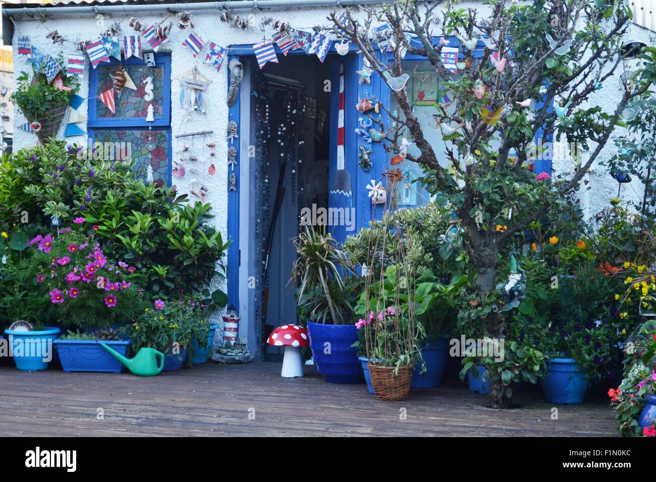 Un colorato giardino capannone in Footdee, Aberdeen Foto Stock