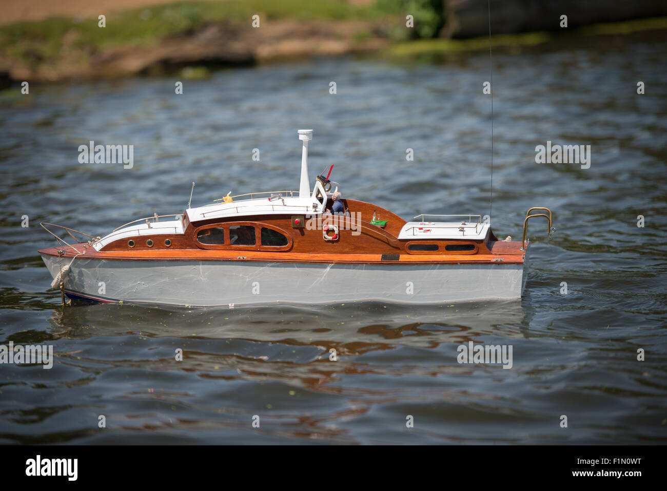 Modello barca in acqua Foto Stock