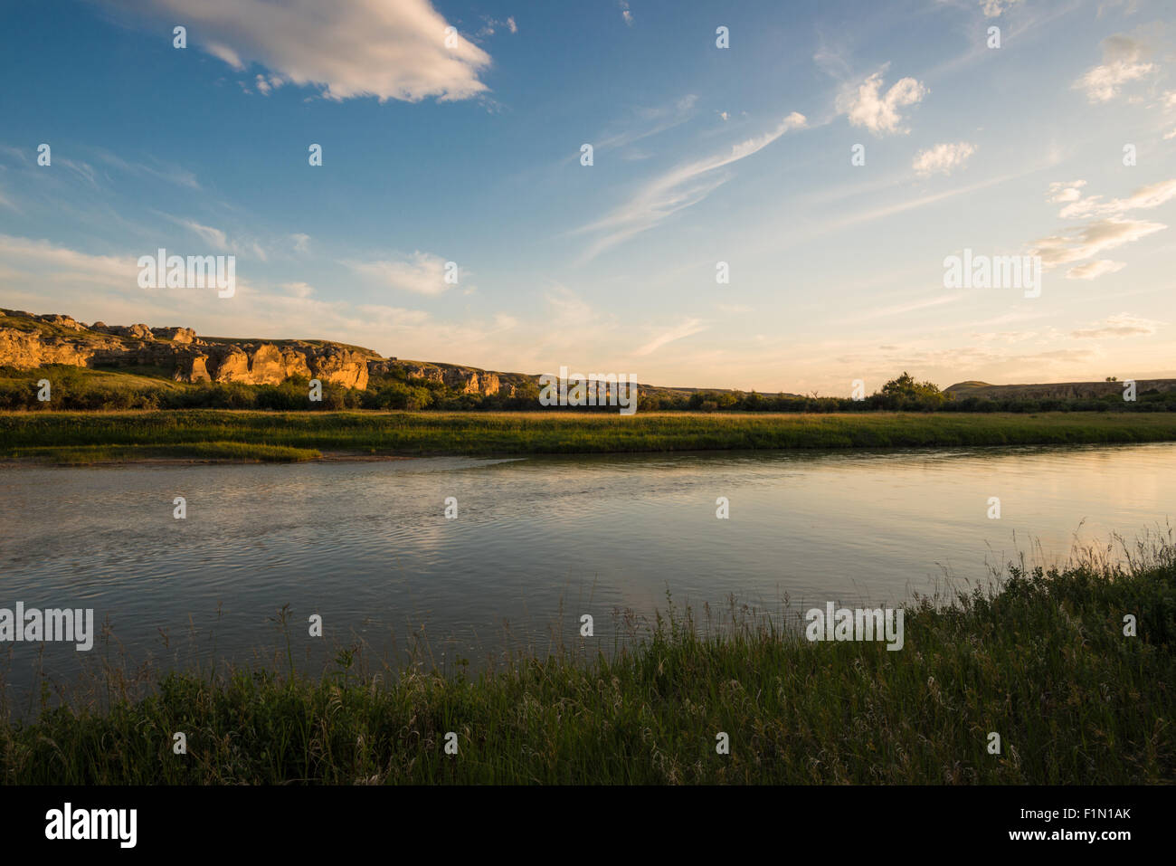 Vista del tramonto di latte di fiume che scorre attraverso la scrittura su pietra Parco provinciale di Alberta, Canada Foto Stock