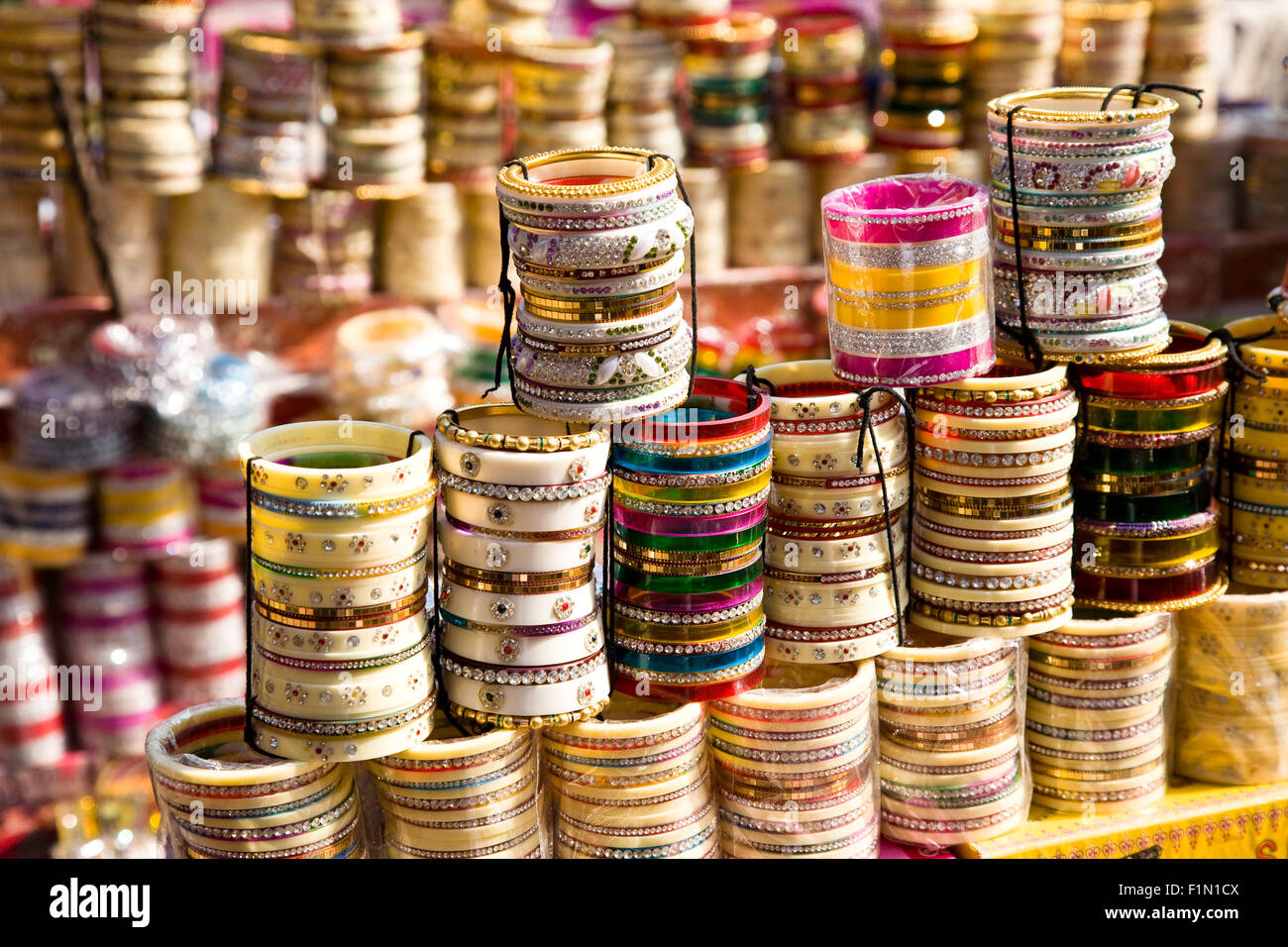 Un certo numero di tradizionale indiana schiave o fasce da braccio su un mercato di Jodhpur, Rajasthan, India Foto Stock