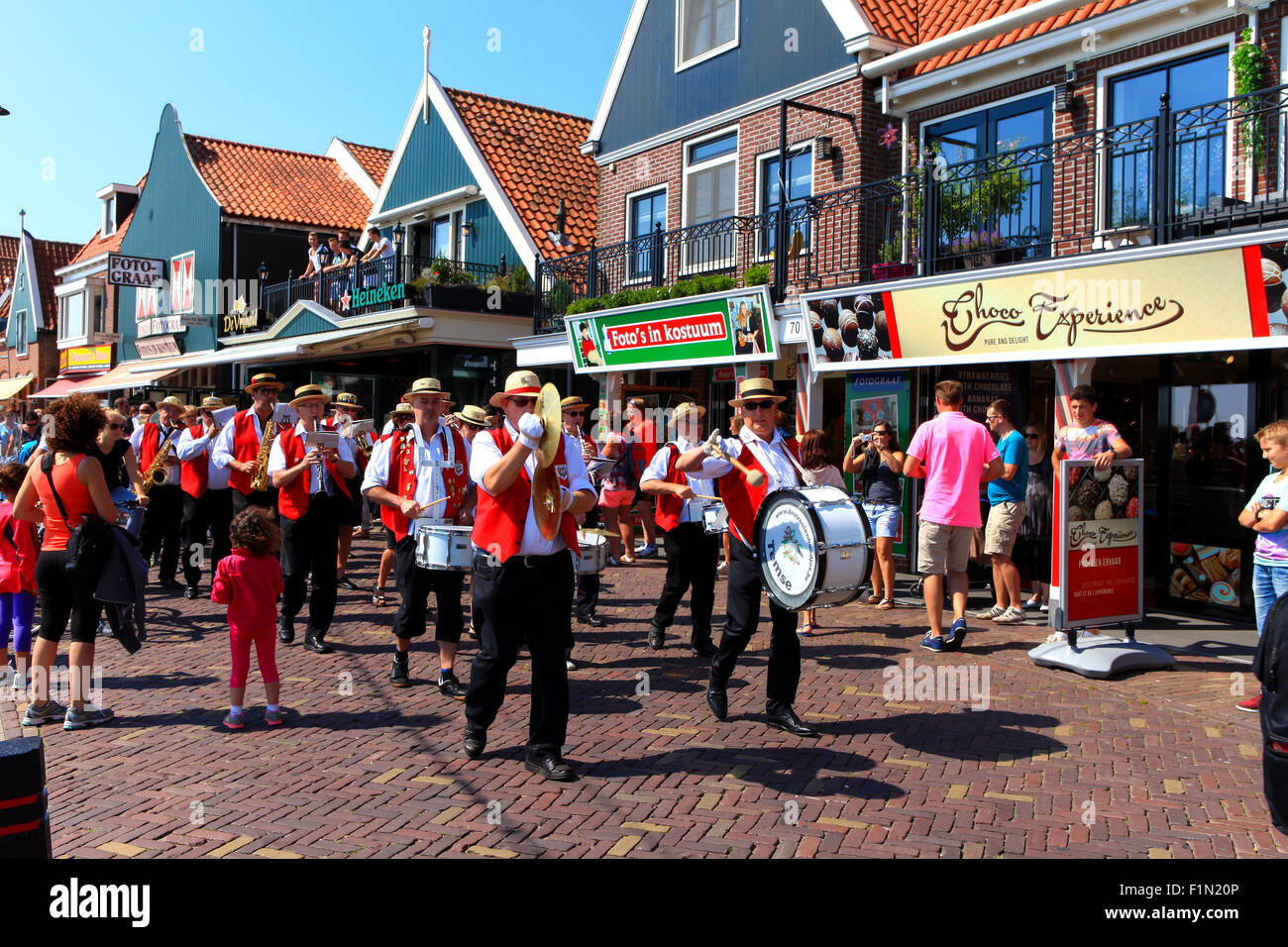 I turisti e i locali a Volendam's Boardwalk. Volendam è una famosa cittadina attrazione grazie ai suoi costumi tradizionali, Porto Foto Stock