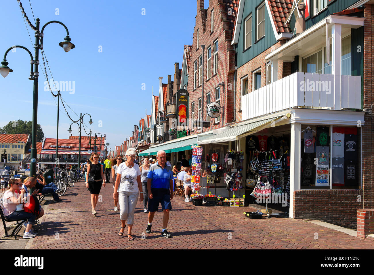 I turisti e i locali a Volendam's Boardwalk. Volendam è una famosa cittadina attrazione grazie ai suoi costumi tradizionali, Porto Foto Stock