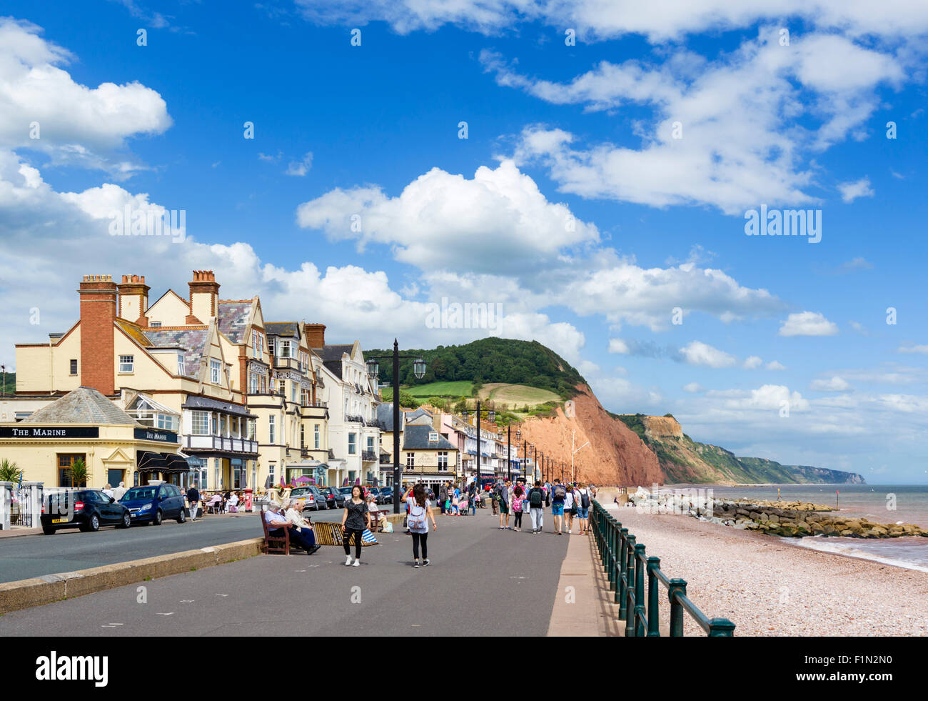 Il Lungomare e la spiaggia a Sidmouth, nel Devon, Inghilterra, Regno Unito Foto Stock