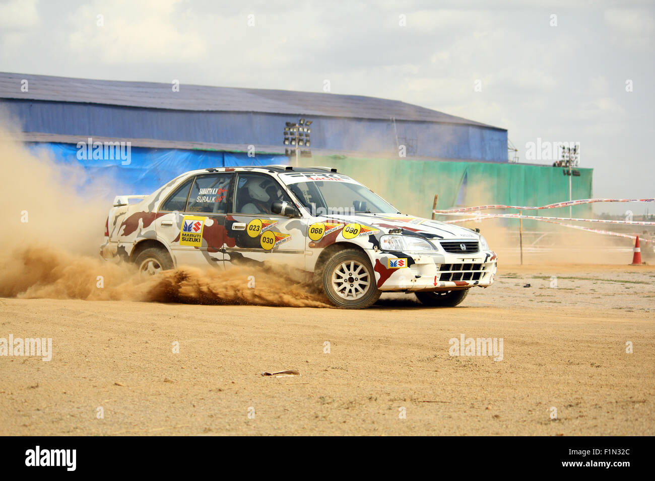 Vetture alla deriva nel fango alla polissaccaridi 2014, Bangalore, India Foto Stock