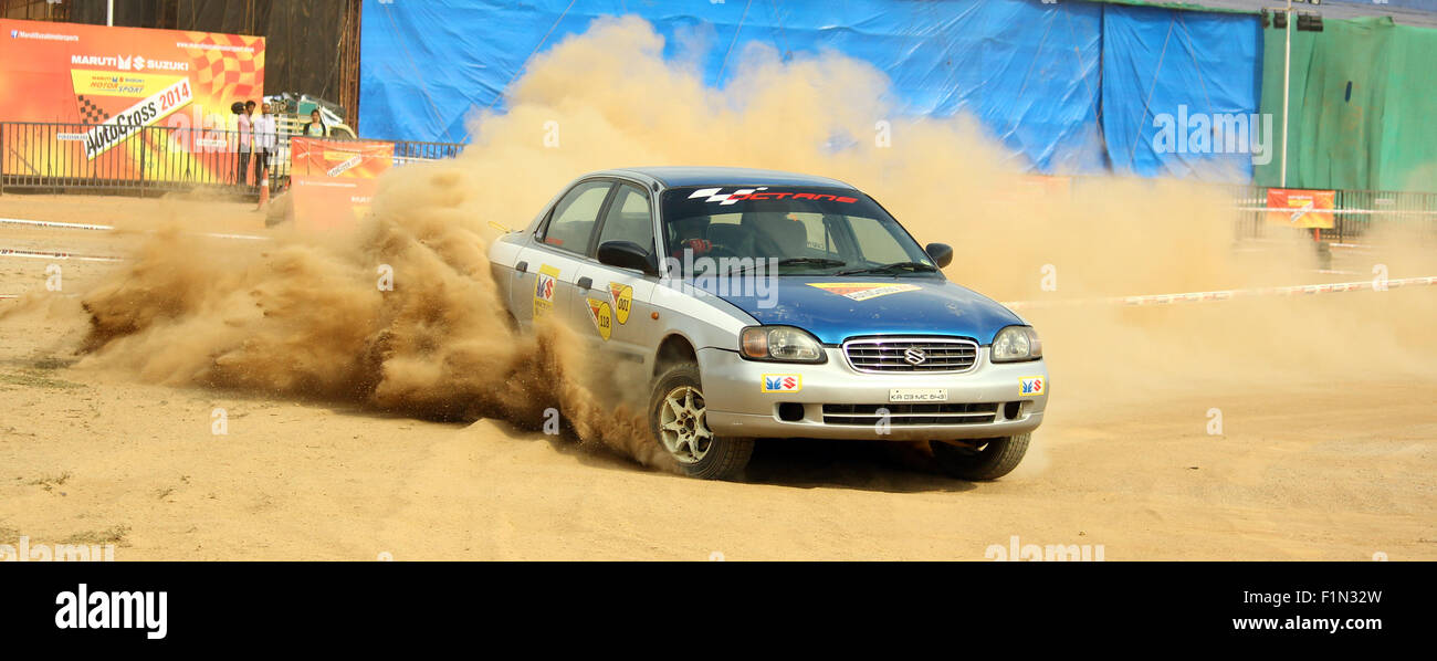 Vetture alla deriva nel fango alla polissaccaridi 2014, Bangalore, India Foto Stock