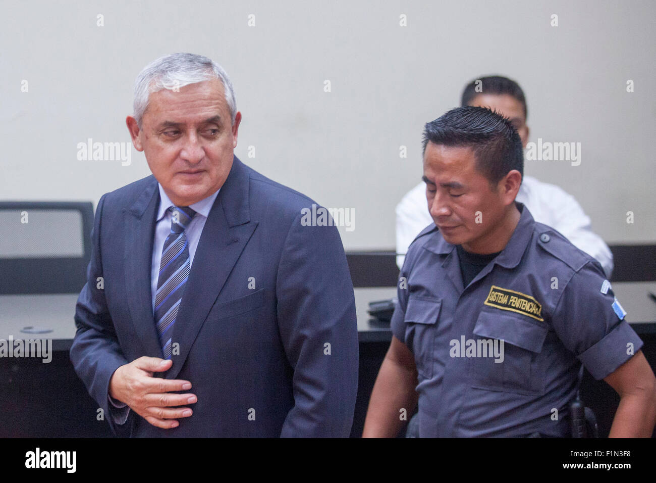 Città del Guatemala (Guatemala). 4 Sep, 2015. Ex Presidente guatemalteco Otto Perez Molina(L) assiste la seconda giornata dell'audizione contro di lui nella Città di Guatemala, capitale del Guatemala, il 7 settembre 4, 2015. Un giudice di giovedì ha ordinato la detenzione di Otto Perez Molina per garantire il suo futuro aspetto in audizioni per le accuse di frode doganale, corruzione passiva e cospirazione. Credito: Luis Echeverria/Xinhua/Alamy Live News Foto Stock