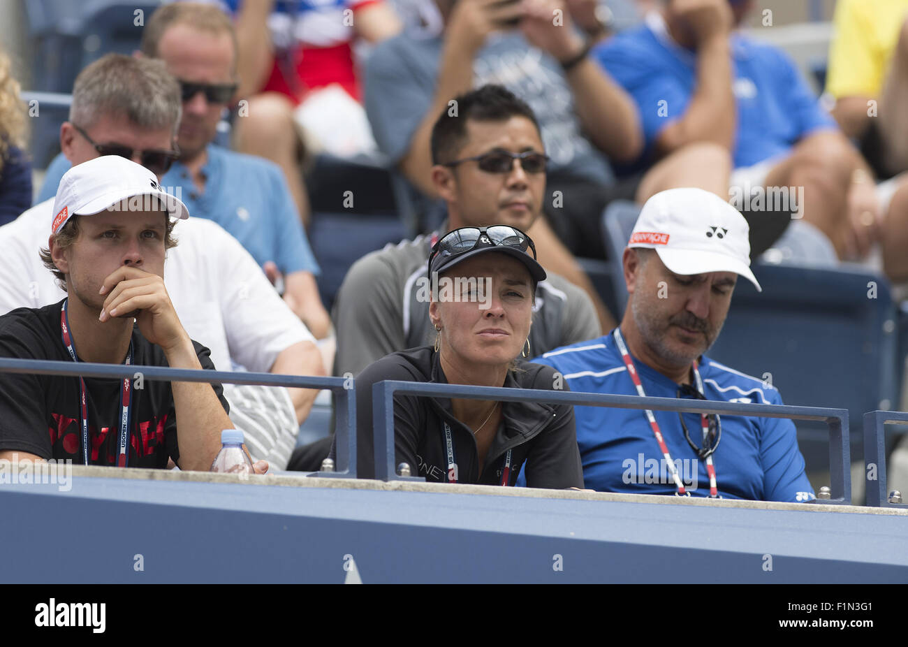 Il Flushing Meadow, NY, STATI UNITI D'AMERICA. 4 Sep, 2015. NEW YORK-04 settembre: Martina Hingas è la partecipazione di guardare Venus Williams (USA) play Belinda Bencic giocare al 2015 US Open a Flushing Meadows, NY. Credito: Andrea, Patrono/ZUMA filo/Alamy Live News Foto Stock