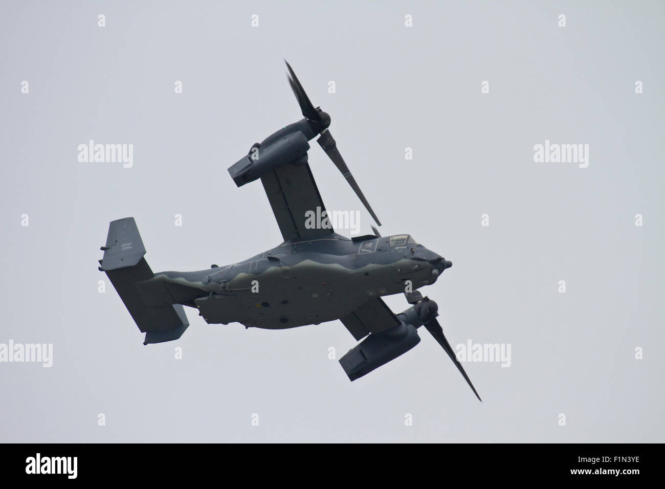 Vista parte inferiore di un bell Boeing V-22 Osprey aerei militari battenti tettuccio Foto Stock