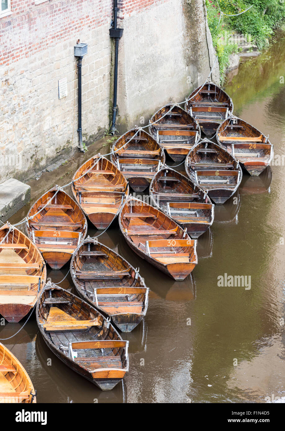 Imbarcazioni a remi per il noleggio nel fiume usura, Durham, Inghilterra, Regno Unito. Vista da Leazes Road bridge Foto Stock