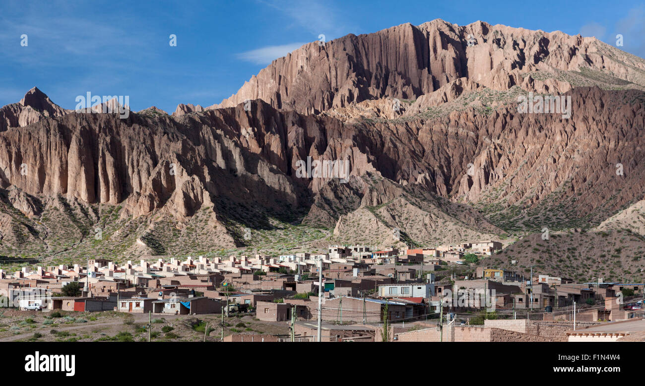Massiccio e città di San Peditro nella Quebrada de Humahuaca valle della provincia di Jujuy Argentina, a nord di Salta Foto Stock
