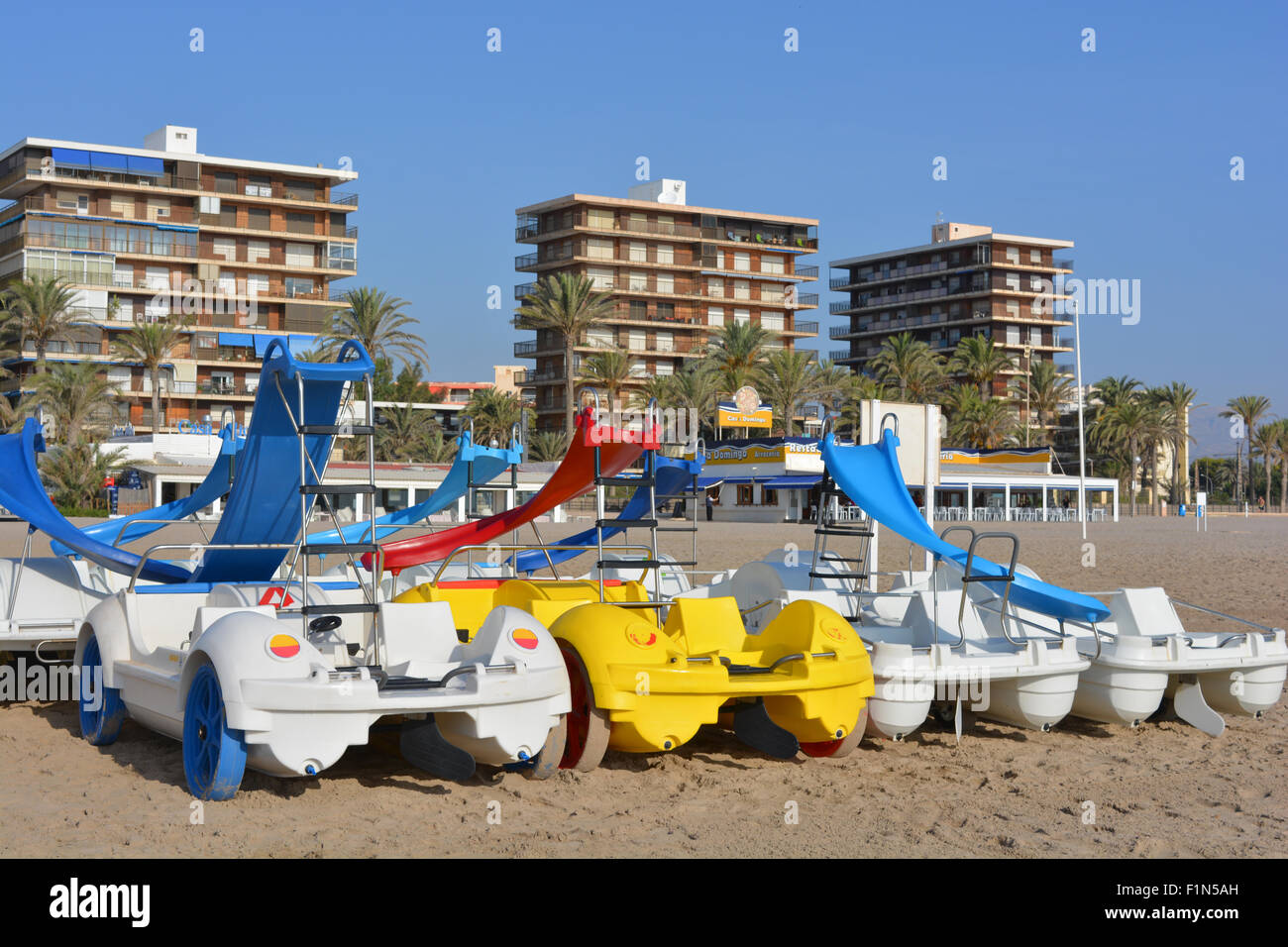 Appartamenti sulla parte anteriore e il pedale barche a noleggio sulla spiaggia di San Juan, Spagna Foto Stock