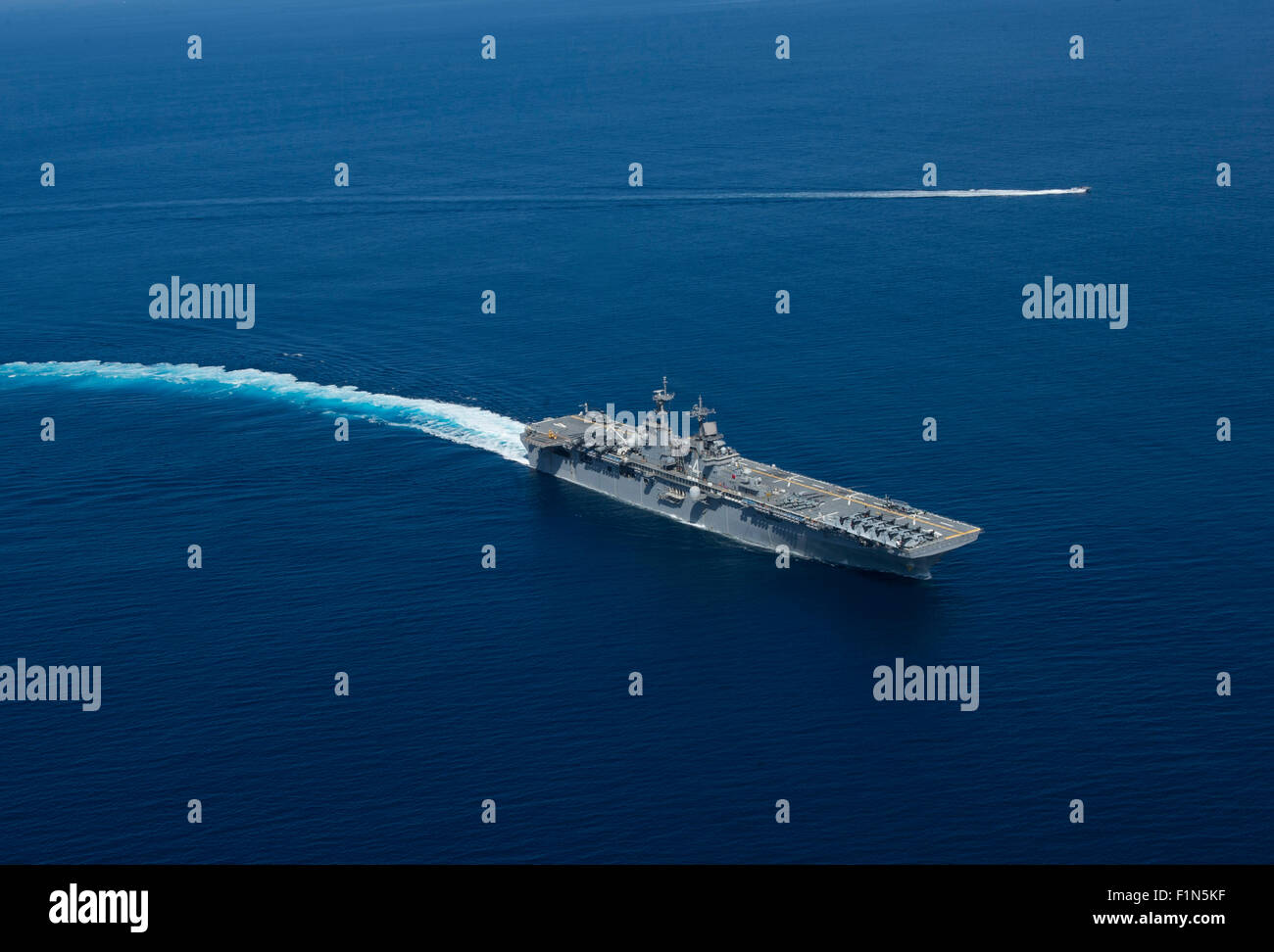 US Navy Amphibious Assault nave USS Boxer durante una manovra di formazione al largo della costa della California del Sud il 2 settembre 2015 nell'Oceano Pacifico. Foto Stock