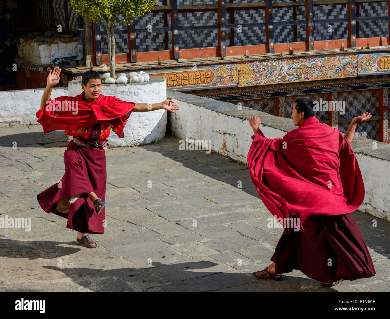 I monaci presso il tempio in Bhutan Foto Stock