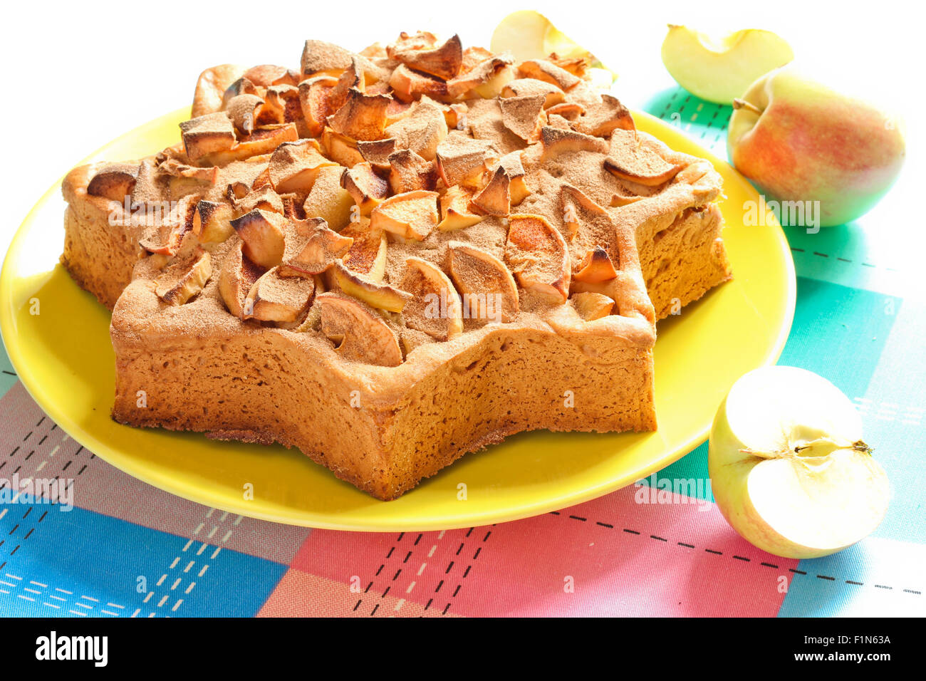 Deliziose torte fatte in casa con le mele e cannella a forma di stella. Foto Stock