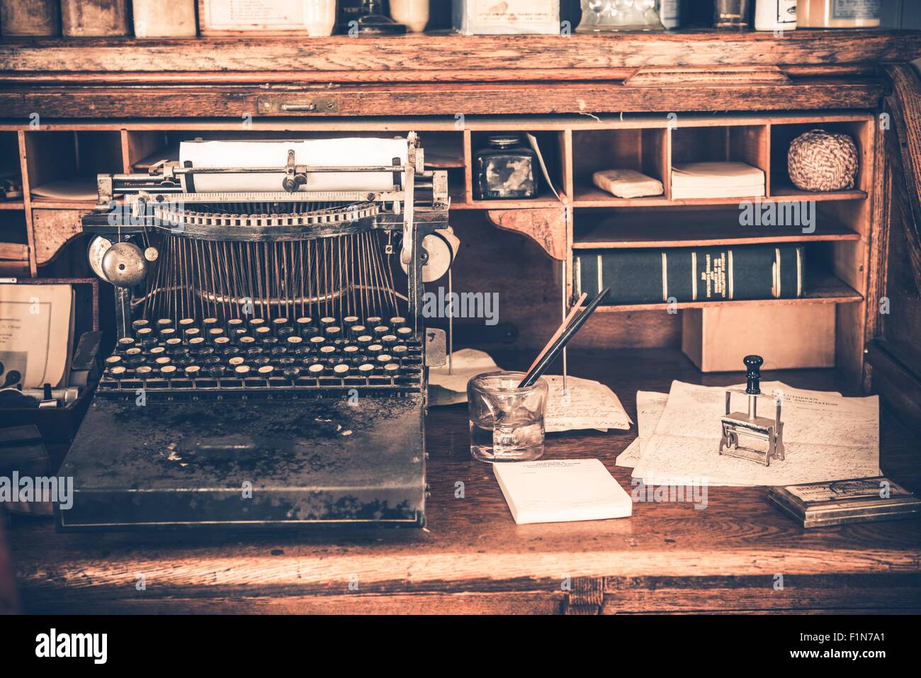 Vecchia Scrivania con macchina da scrivere Vintage. Di età compresa tra i  desk Foto stock - Alamy