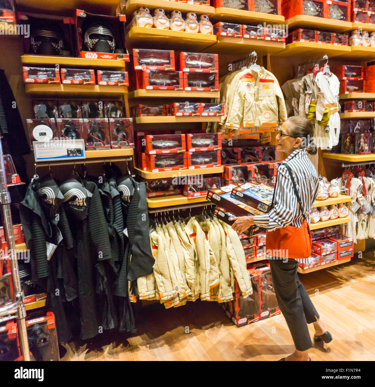 New York, Stati Uniti d'America. Il 4 settembre, 2015. Gli amanti dello shopping nel Disney store in Times Square a New York sulla cosiddetta "forza" Venerdì, 4 settembre 2015. " Forza venerdi' è il nome dato da The Walt Disney Co. sul rilascio di Star Wars merchandise, tre mesi prima del rilascio della pellicola. Disney ha acquisito la Star Wars nel 2012 quando ha acquistato Lucasfilm per $4.1 miliardi. Credito: Richard Levine/Alamy Live News Foto Stock