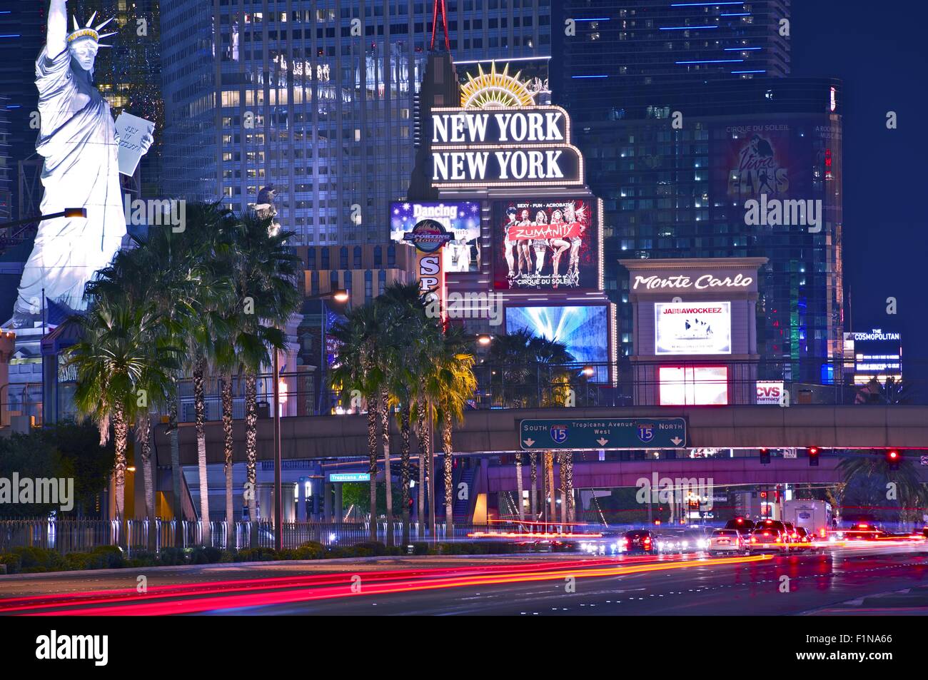 Solo uso editoriale. Las Vegas Strip di notte in estate 2013. Las Vegas Boulevard in movimento. Nevada, Stati Uniti Foto Stock