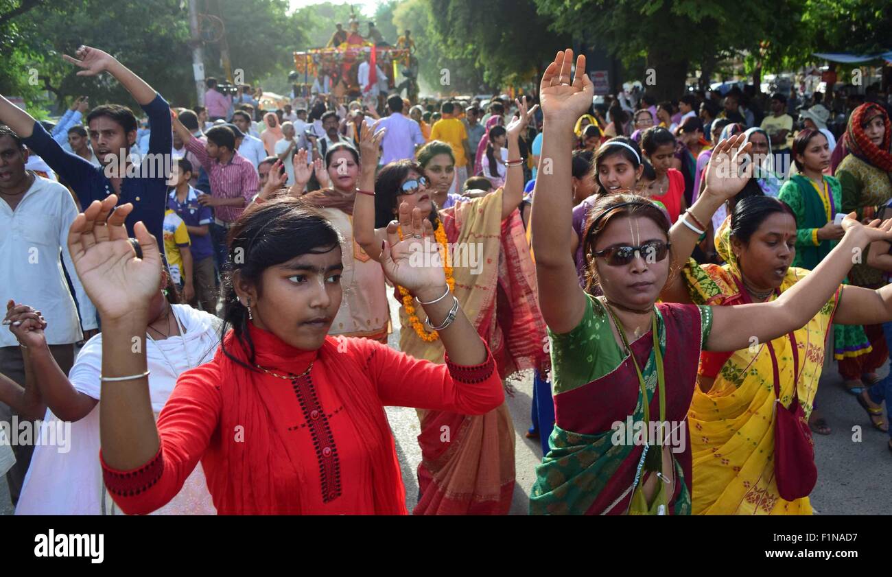 Di Allahabad, India. 04 Sep, 2015. Iskon devoti lungo con altri devoti indù si uniscono in una processione religiosa durante il 'Shri Krishna Janmashtami', un festival di Krishna il compleanno. © Amar profondi/Pacific Press/Alamy Live News Foto Stock