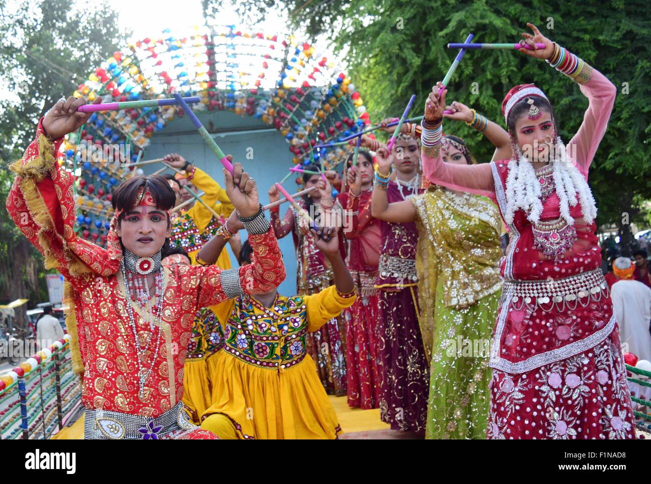 Di Allahabad, India. 04 Sep, 2015. Iskon devoti lungo con altri devoti indù si uniscono in una processione religiosa durante il 'Shri Krishna Janmashtami', un festival di Krishna il compleanno. © Amar profondi/Pacific Press/Alamy Live News Foto Stock