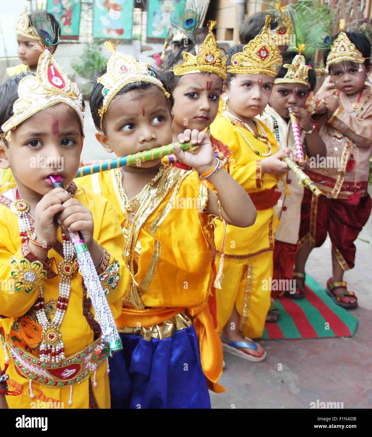 Di Allahabad, India. 04 Sep, 2015. I bambini vestiti-up ama signore Krishna durante un programma alla vigilia della celebrazione "hri Krishna Janmashtami', un festival di Krishna il compleanno. © Amar profondi/Pacific Press/Alamy Live News Foto Stock
