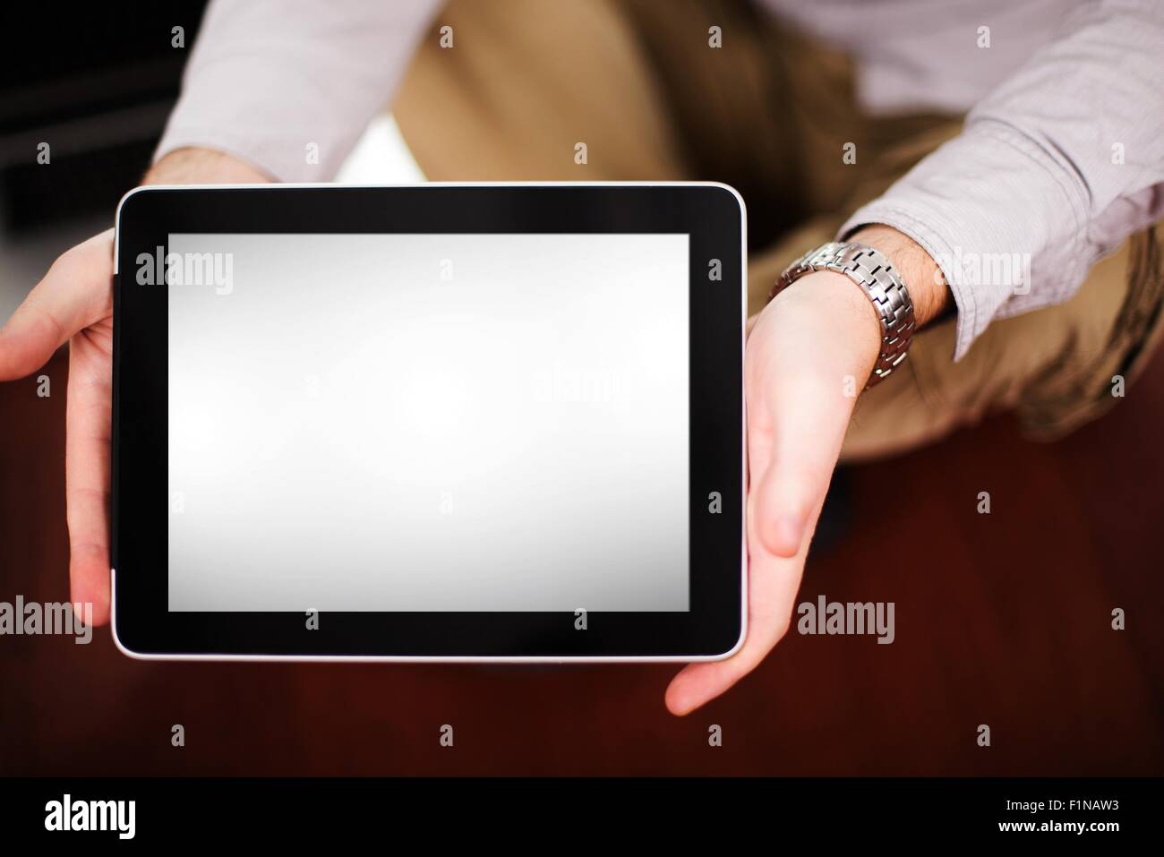 Tablet PC - Display Tablet nelle mani dell'uomo. Bianco Tablet Display (spazio copia) Tecnologia Raccolta foto. Foto Stock