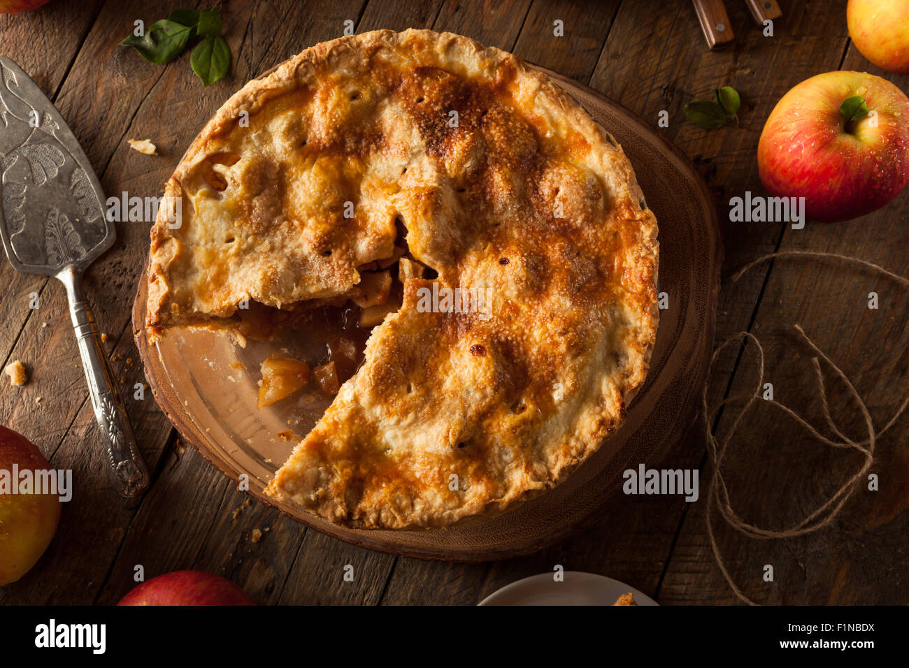 Freschi Fatti in casa torta di mele con una crosta di forma delle scaglie Foto Stock