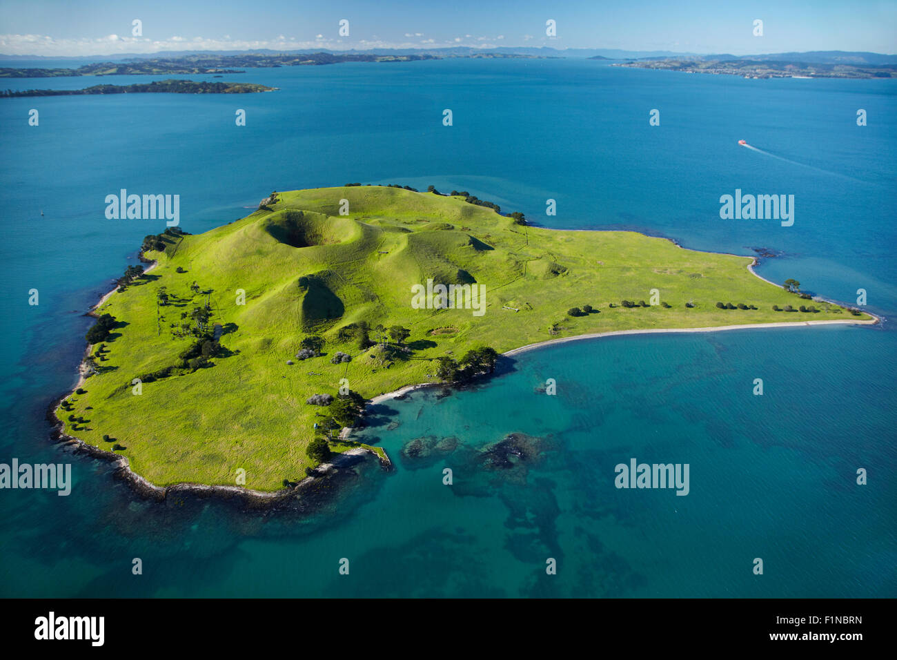 Crateri vulcanici su Browns Island o Motukorea, Golfo di Hauraki, Auckland, Isola del nord, Nuova Zelanda - aerial Foto Stock