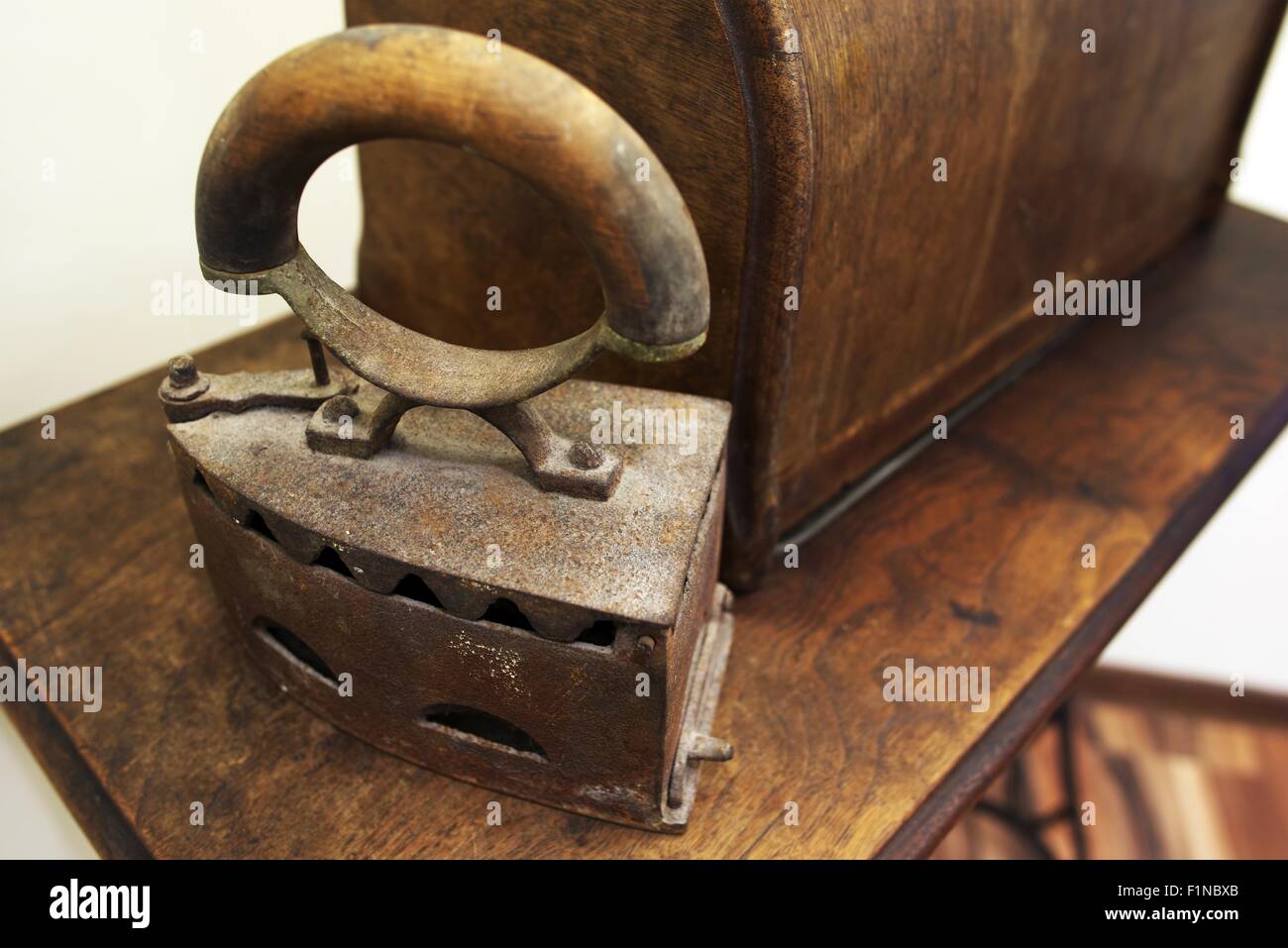 Vintage di ferro arrugginito sul legno antico tavolo. Gli oggetti Vintage Raccolta foto. Foto Stock