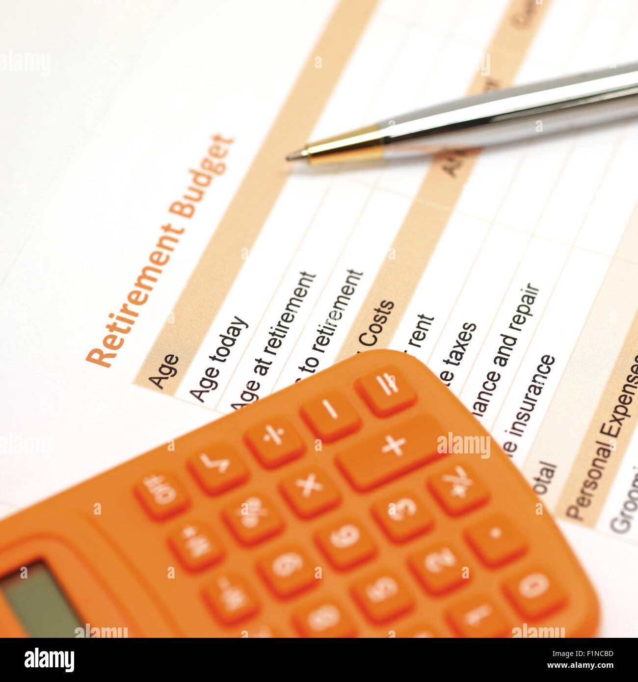 Piano di pensionamento documento con penna e calcolatrice arancione Foto Stock