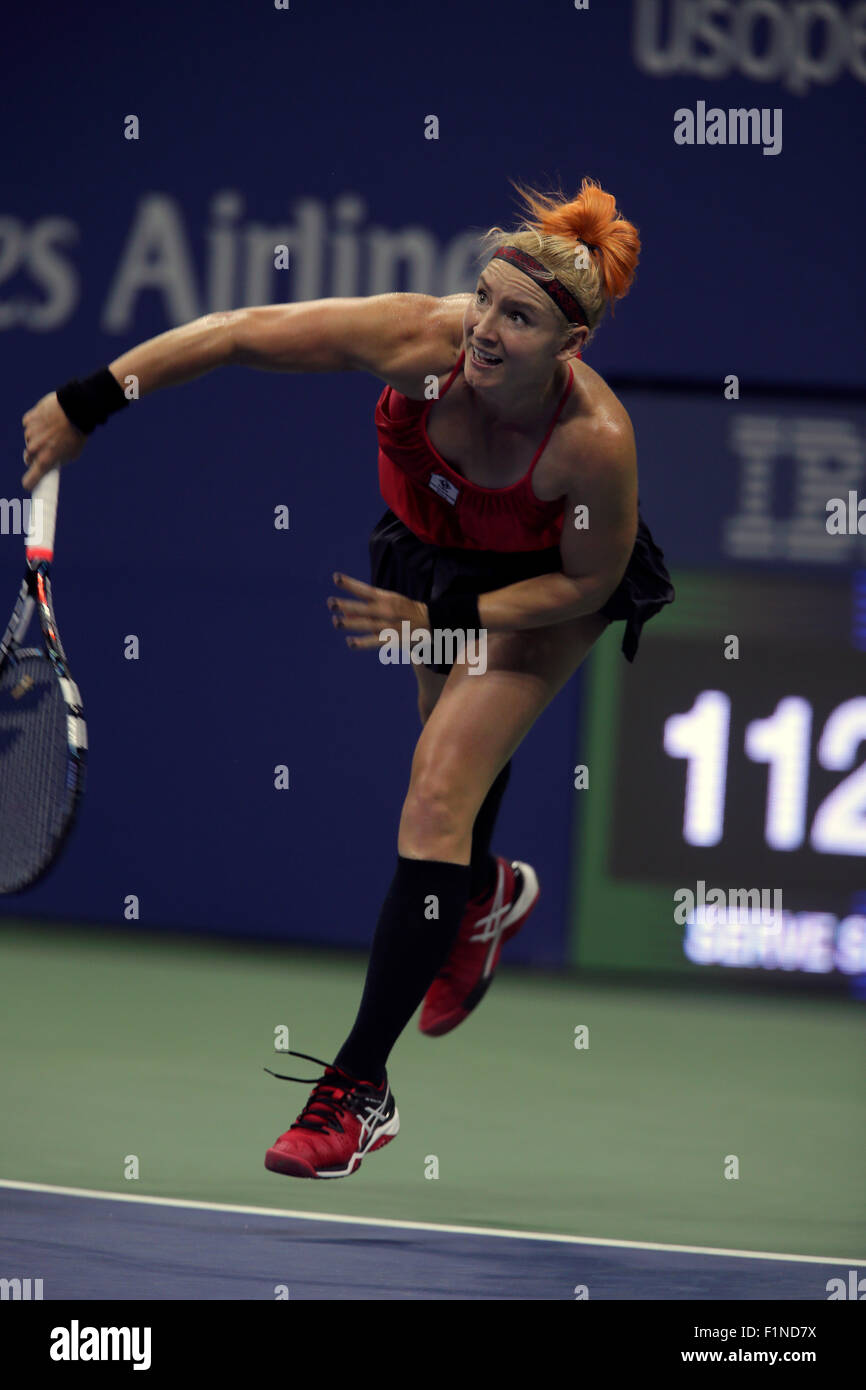 New York, Stati Uniti d'America. Il 4 settembre, 2015. Bethanie Mattek-Sands serve durante il suo terzo round match contro Serena Williams presso l'U.S. Aperto in Flushing Meadows, New York il 4 settembre 2015. Williams ha vinto la partita in tre set dopo aver perso il primo set di Mattek-Sands. Credito: Adam Stoltman/Alamy Live News Foto Stock