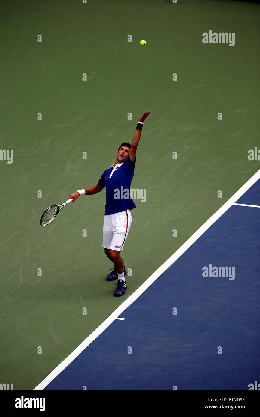 New York, Stati Uniti d'America. Il 4 settembre, 2015. Novak Djokovic che serve durante il suo terzo round match contro Andreas Seppi di Italia a U.S. Aperto in Flushing Meadows, New York il 4 settembre 2015. Credito: Adam Stoltman/Alamy Live News Foto Stock