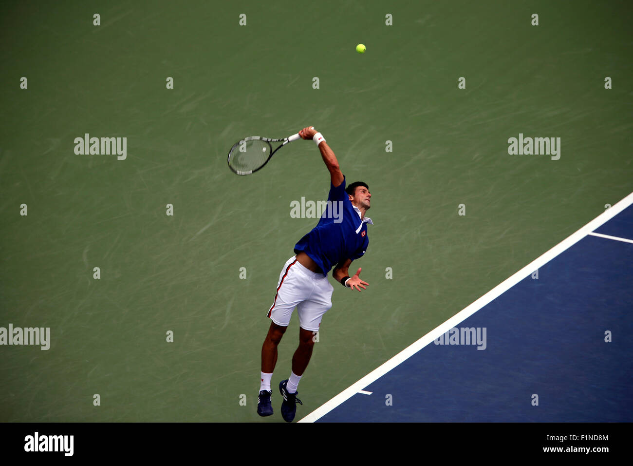 New York, Stati Uniti d'America. Il 4 settembre, 2015. Novak Djokovic che serve durante il suo terzo round match contro Andreas Seppi di Italia a U.S. Aperto in Flushing Meadows, New York il 4 settembre 2015. Credito: Adam Stoltman/Alamy Live News Foto Stock