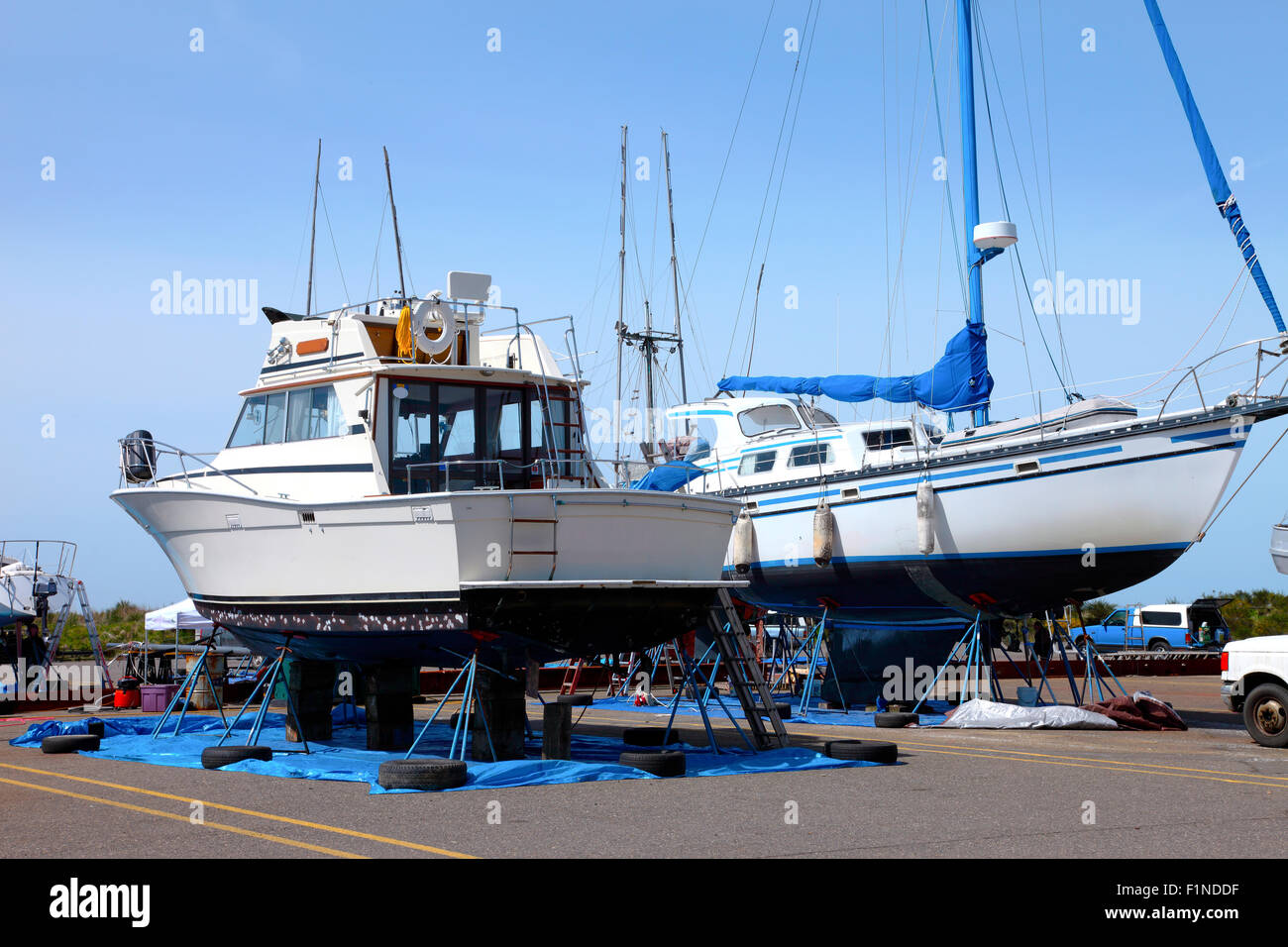 Le barche del cantiere di riparazione Astoria Oregon. Foto Stock