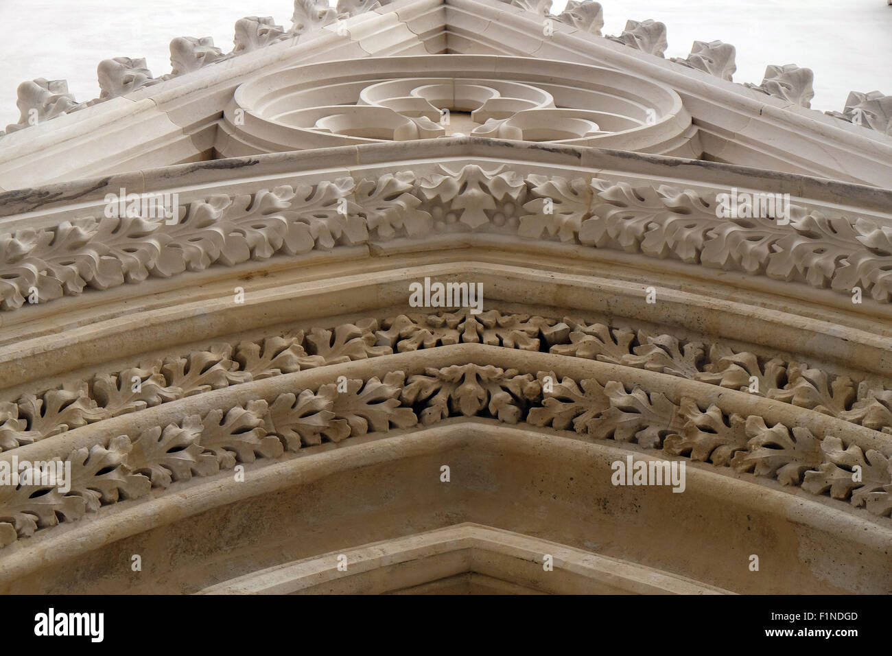 Portale ovest della chiesa di San Marco a Zagabria in Croazia il 21 febbraio 2015 Foto Stock