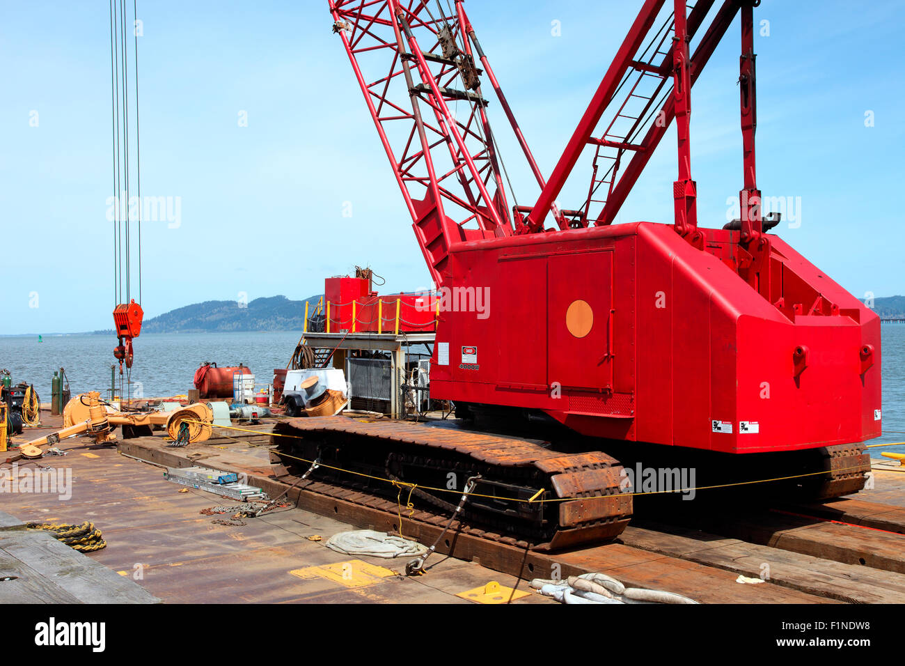 A heavy duty gru su una chiatta in Astoria Oregon. Foto Stock