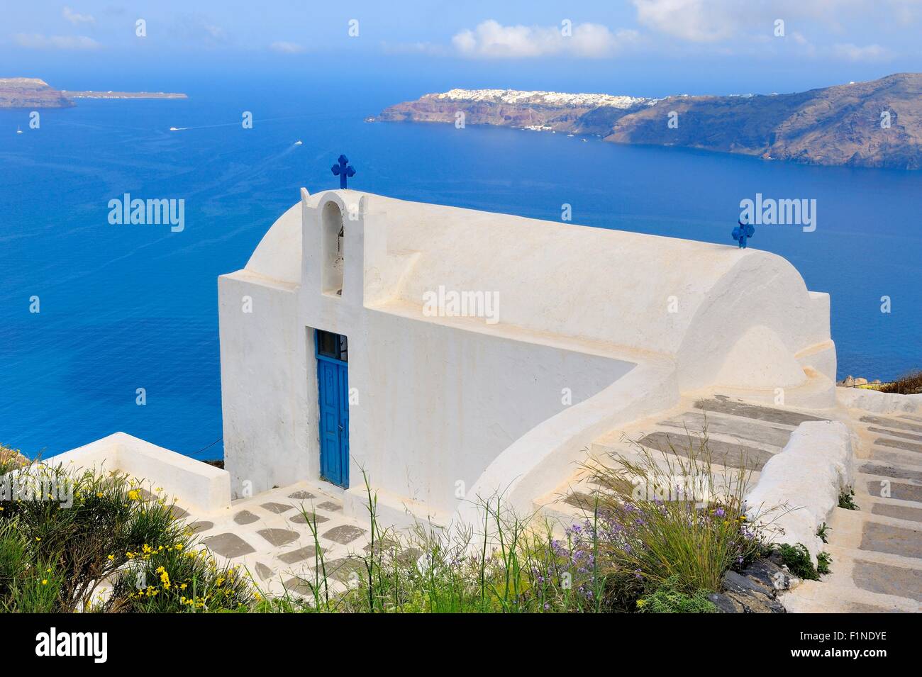 Un piccolo imbiancato chiesa ortodossa greca sull'isola di Santorini Grecia Foto Stock